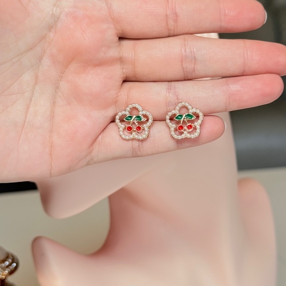 ⚜️ Cherry Pearl Earrings 🍒 - Picture 9 of 11